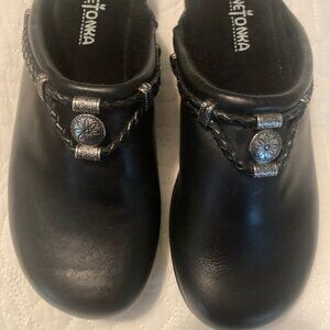 Minnetonka Leather Clogs/Mules, Black Braided Silver Accent, 7.5